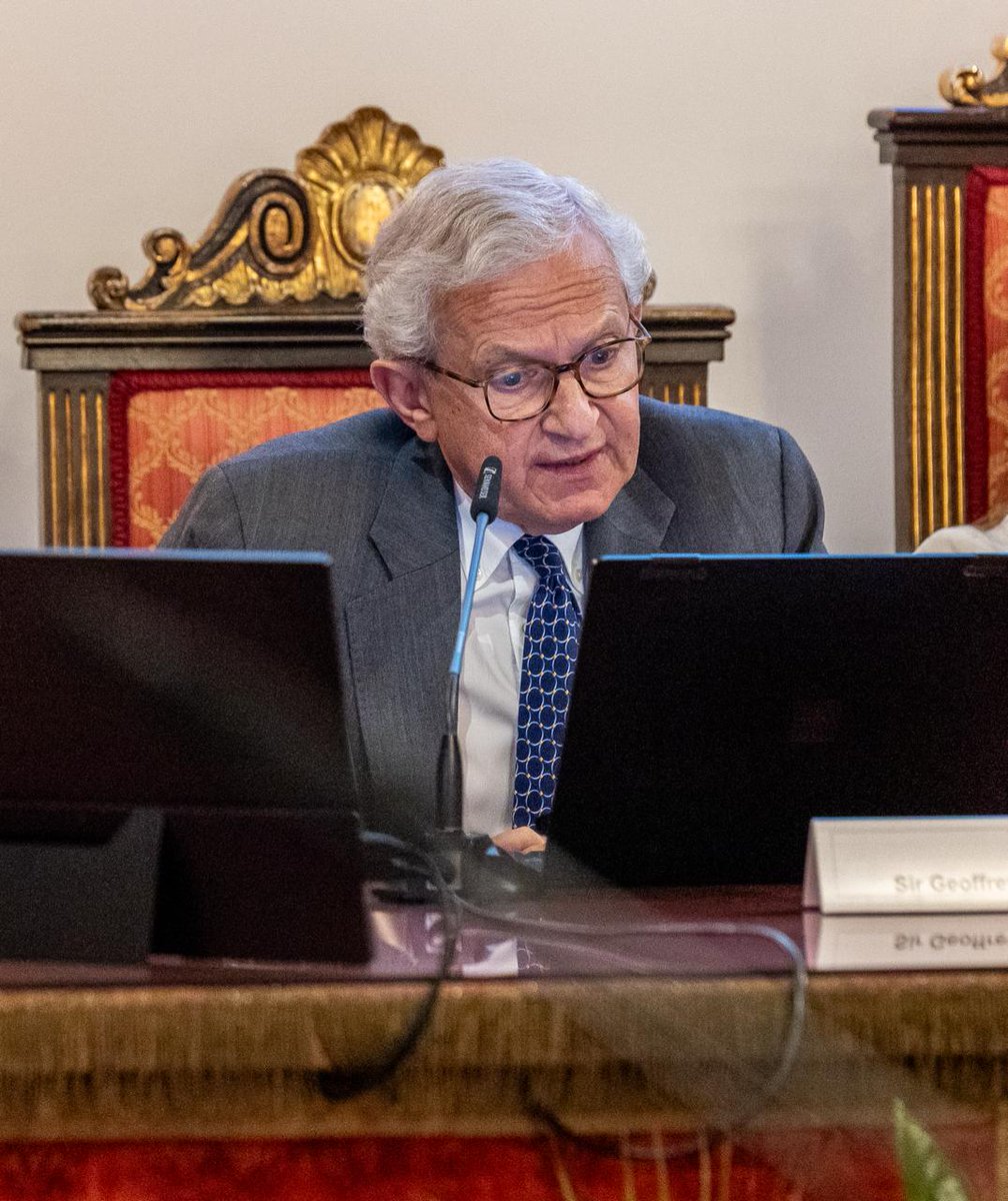 Notarios_ES's tweet photo. 🗨️ Sir Geoffrey Vos: "#ELI reúne a las instituciones educativas, al sector tecnológico, al mundo académico y a expertos internacionales que trabajan para abordar los grandes desafíos jurídicos de nuestro tiempo"

El vicepresidente primero del @EuropeanLawInst se ha referido particularmente a los retos tecnológicos y la irrupción de la inteligencia artificial:

🤝🏻 "Cuando trabajamos sobre el ámbito tecnológico, la colaboración entre operadores jurídicos y académicos de toda Europa resulta fundamental para proteger el Estado de Derecho y preservar nuestras democracias. Por ello, espero con ilusión los próximos cincuenta años de esta organización y la labor que seguirá desarrollando"