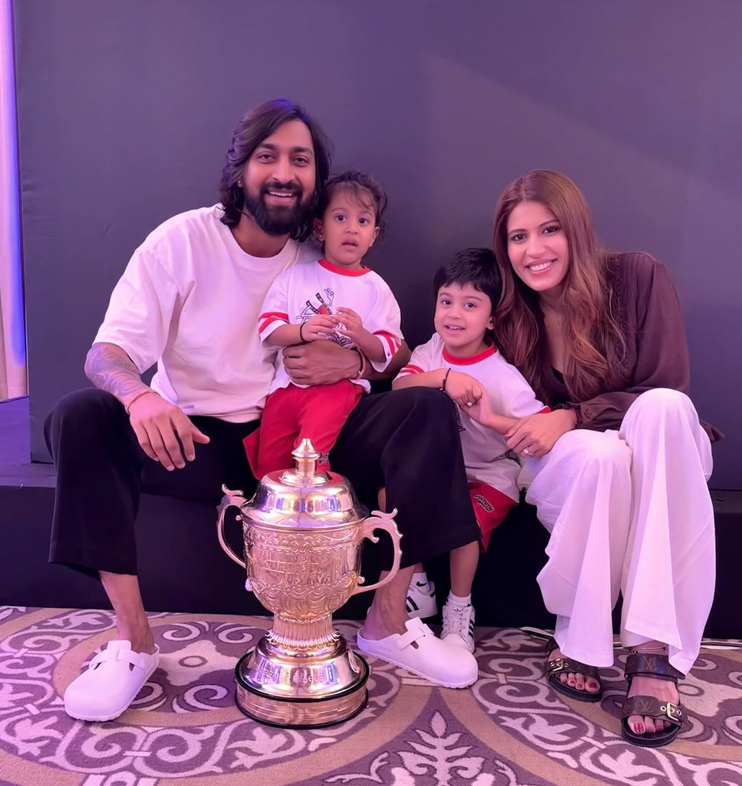 ImTanujSingh's tweet photo. KRUNAL PANDYA &amp; HIS FAMILY WITH IPL TROPHY. ♥️

- Such a lovely picture! https://t.co/HYeSs6EZnF