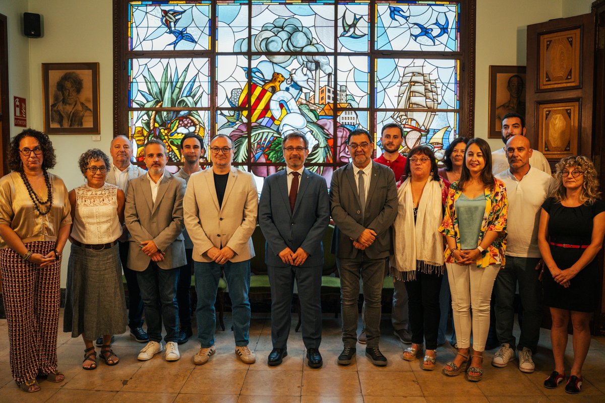 llenguacatalana's tweet photo. Avui l'@ajuntamentvng s’ha adherit al Pacte Nacional per la Llengua amb la signatura del conseller @Vilafx i l’alcalde @juanluisruizvng. Posteriorment, el conseller ha mantingut una trobada institucional amb el @CCGarraf per treballar plegats en l’impuls del català. https://t.co/uyU50TGKvI