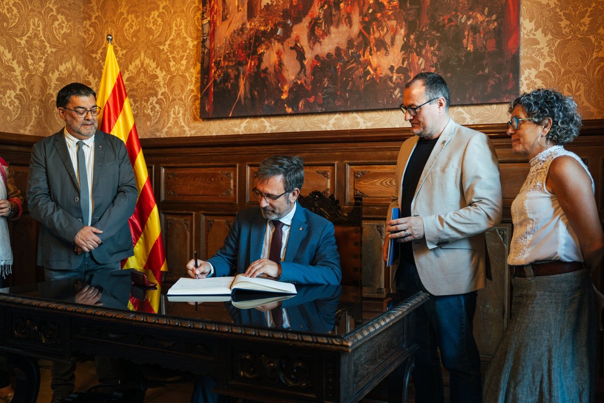 llenguacatalana's tweet photo. Avui l'@ajuntamentvng s’ha adherit al Pacte Nacional per la Llengua amb la signatura del conseller @Vilafx i l’alcalde @juanluisruizvng. Posteriorment, el conseller ha mantingut una trobada institucional amb el @CCGarraf per treballar plegats en l’impuls del català. https://t.co/uyU50TGKvI