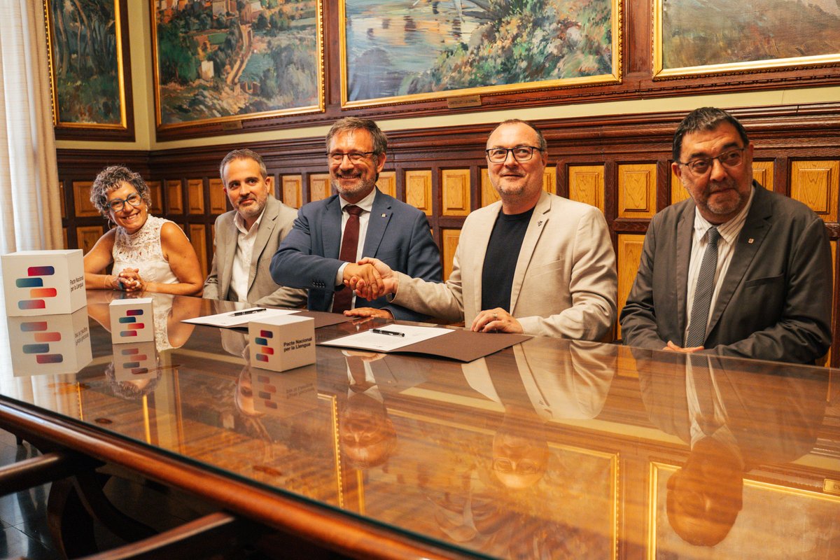 llenguacatalana's tweet photo. Avui l'@ajuntamentvng s’ha adherit al Pacte Nacional per la Llengua amb la signatura del conseller @Vilafx i l’alcalde @juanluisruizvng. Posteriorment, el conseller ha mantingut una trobada institucional amb el @CCGarraf per treballar plegats en l’impuls del català. https://t.co/uyU50TGKvI