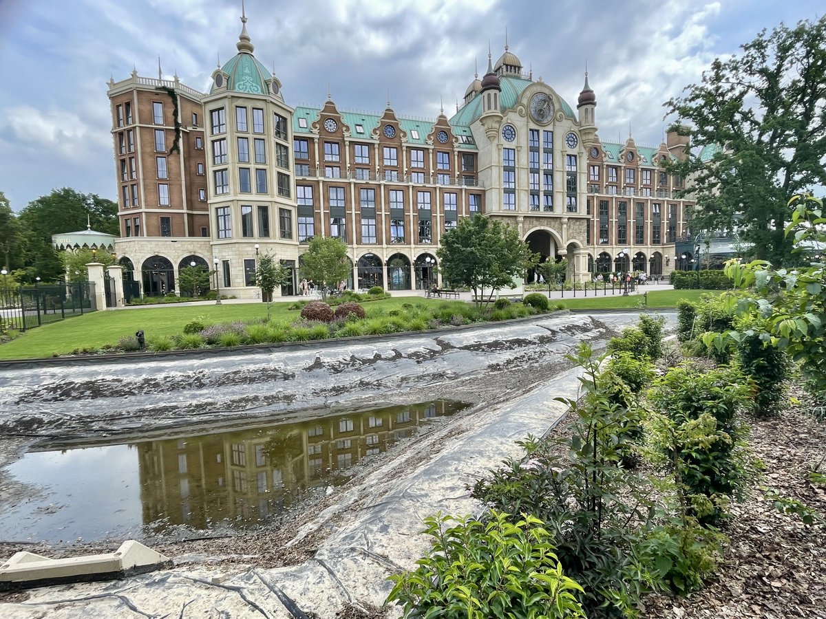 parkplanet's tweet photo. De grootste vijver op het Eiland van de Vijf Zintuigen in de #Efteling staat droog. Zouden er dan toch fonteinen komen, zoals op de oorspronkelijke ontwerptekeningen? 🤞🏻 https://t.co/T6aX06Otnt
