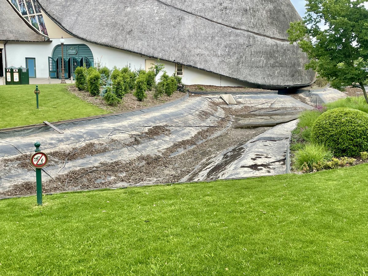 parkplanet's tweet photo. De grootste vijver op het Eiland van de Vijf Zintuigen in de #Efteling staat droog. Zouden er dan toch fonteinen komen, zoals op de oorspronkelijke ontwerptekeningen? 🤞🏻 https://t.co/T6aX06Otnt