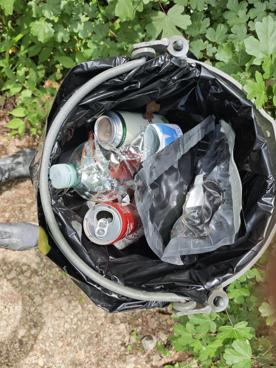 alpentarn's tweet photo. Die Schweizer sind durchwegs Recycling-Weltmeister 🤡 Wenn man bei den Grillstellen so den Müll sieht, das landet alles im Müll und nicht im Recycling weil #KeiLuscht es heimzutragen. https://t.co/Zgy6mI8KRn