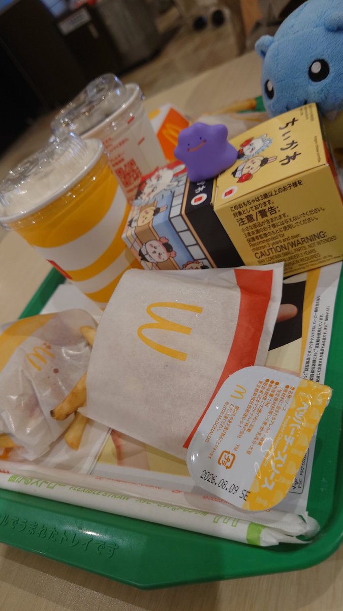 meoz's tweet photo. マクドでな、ちいかわのハッピーセットたのんだんやわ
妻のお目当てのうさぎがでーへんかった
ハッピーセットはドリンクをシェイクSにでけるからおやつとして強い
#マクドナルド
#ハッピーセット
#ちいかわ
#ポケモン
#メタモン
#タマザラシ https://t.co/Gz8z1x0q3X