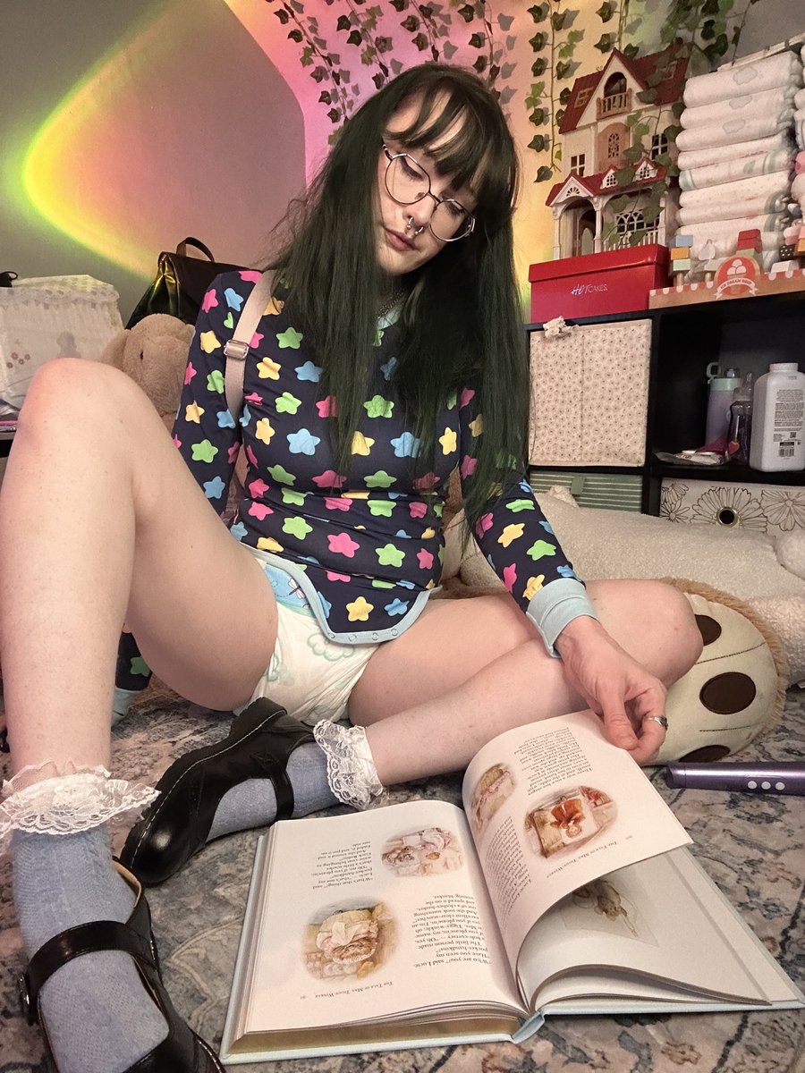 babifranxi's tweet photo. Diapers during story time means less potty breaks! 
#abdl https://t.co/yHqHH2HM46