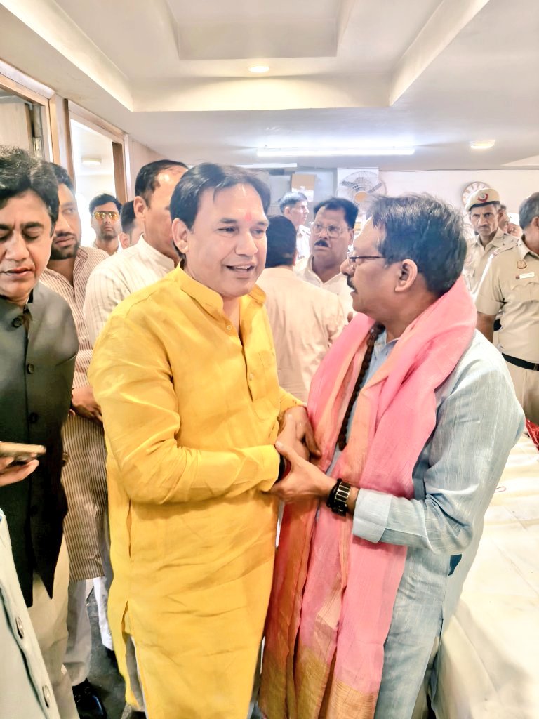 RAMKHILARIYADAV's tweet photo. @BJP4Delhi के नवनियुक्त अध्यक्ष माननीय केंद्रीय राज्य मंत्री श्री @hdmalhotra जी को हार्दिक बधाई  प्रेषित कर उनका अभिनंदन करने का सौभाग्य प्राप्त हुआ।
पूर्ण विश्वास है कि आपके कुशल नेतृत्व में दिल्ली भाजपा नई ऊँचाइयों को प्राप्त करेगा तथा पार्टी की विचारधारा को व्यापकता मिले https://t.co/h5f490qOoC