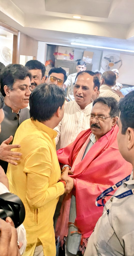 RAMKHILARIYADAV's tweet photo. @BJP4Delhi के नवनियुक्त अध्यक्ष माननीय केंद्रीय राज्य मंत्री श्री @hdmalhotra जी को हार्दिक बधाई  प्रेषित कर उनका अभिनंदन करने का सौभाग्य प्राप्त हुआ।
पूर्ण विश्वास है कि आपके कुशल नेतृत्व में दिल्ली भाजपा नई ऊँचाइयों को प्राप्त करेगा तथा पार्टी की विचारधारा को व्यापकता मिले https://t.co/h5f490qOoC