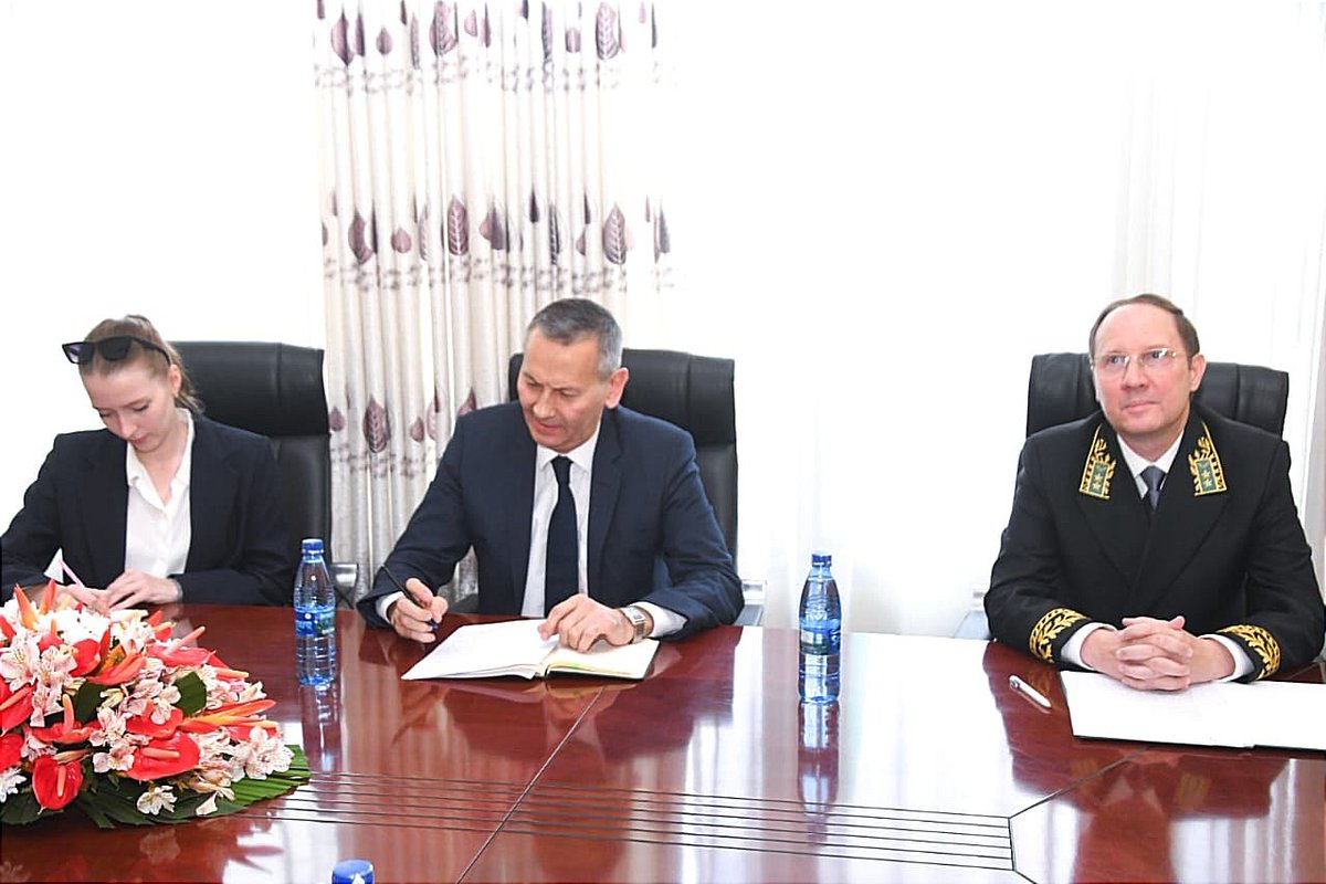 LeRenouveauBdi's tweet photo. Le président du @Burundi_senat, Gervais Ndirakobuca, a reçu en audience ce lundi 1er juin 2026 au bureau de liaison de  #Bujumbura, Sergey V. #Chernenko, ambassadeur extraordinaire et plénipotentiaire de la République fédérale de Russie au #Burundi. https://t.co/jLrExAb2vX