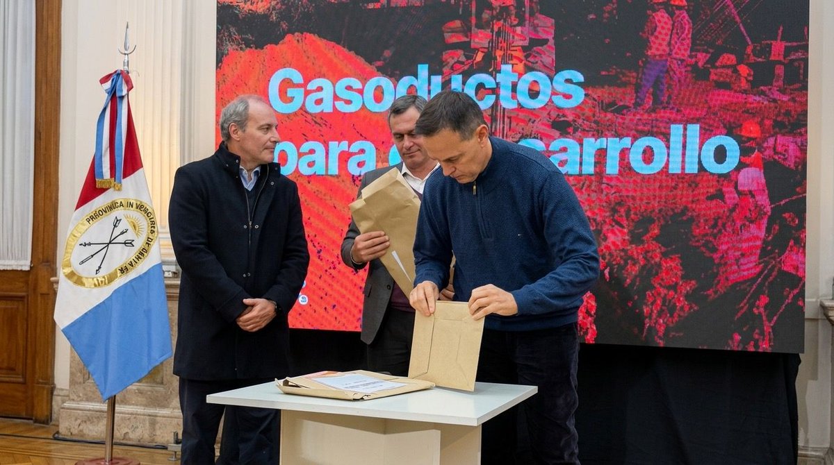 SenadoSantaFe's tweet photo. 🗨️ @HugoRasetto "Además de abrigar nuestros hogares, esta gran obra es un impulso gigante para nuestras industrias y la producción que nos caracteriza"

📲 https://t.co/afKqUphh4w https://t.co/m5Fti6ikIO