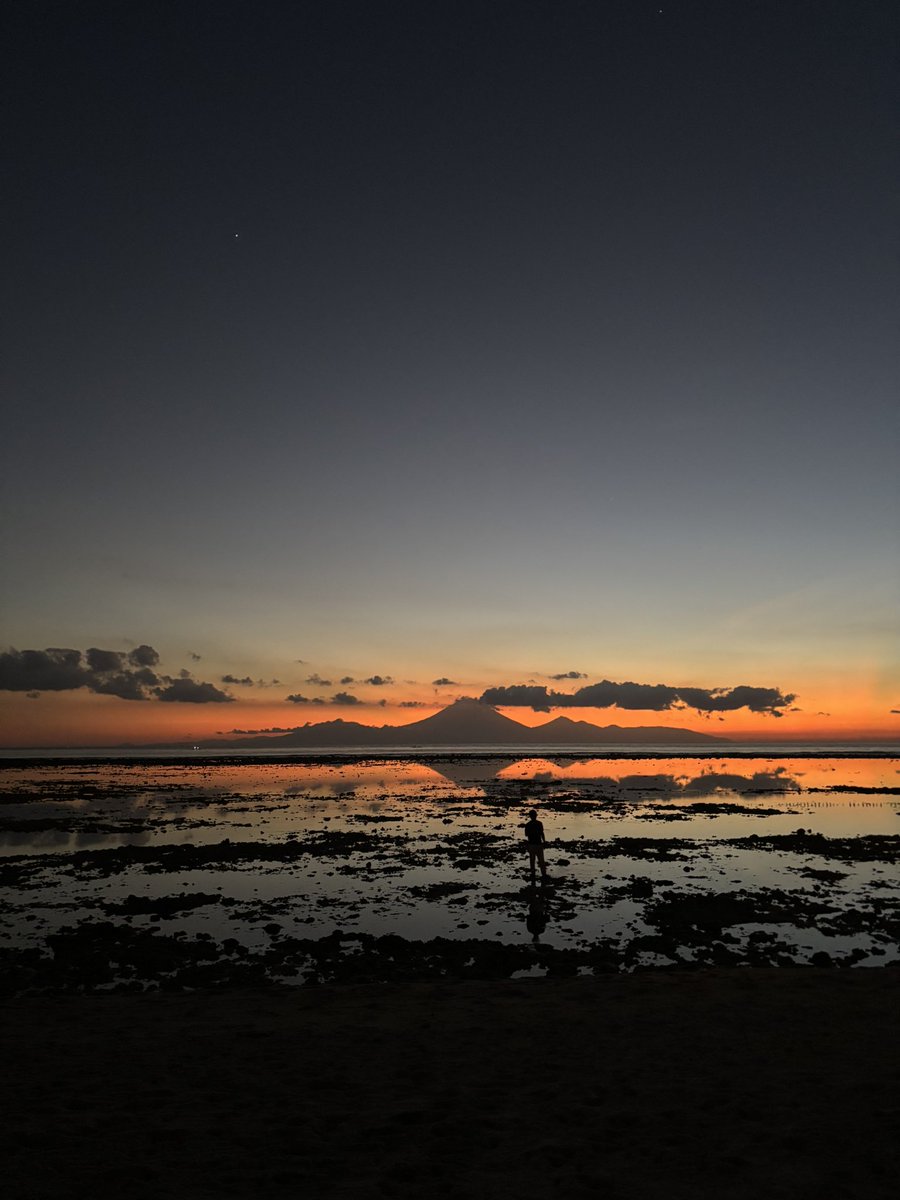 travelsizeboy's tweet photo. Lucky us, cuacanya mendukung dan sunsetnya baguss ☺️
Bersama tamu-tamu kehormatan @Wind_favor @SpiritShackleee @doremifxc https://t.co/ByaWFyLEF2