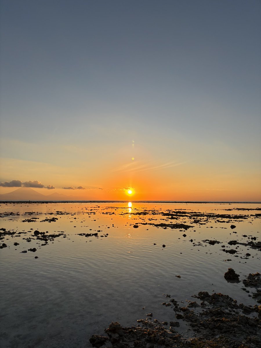 travelsizeboy's tweet photo. Lucky us, cuacanya mendukung dan sunsetnya baguss ☺️
Bersama tamu-tamu kehormatan @Wind_favor @SpiritShackleee @doremifxc https://t.co/ByaWFyLEF2