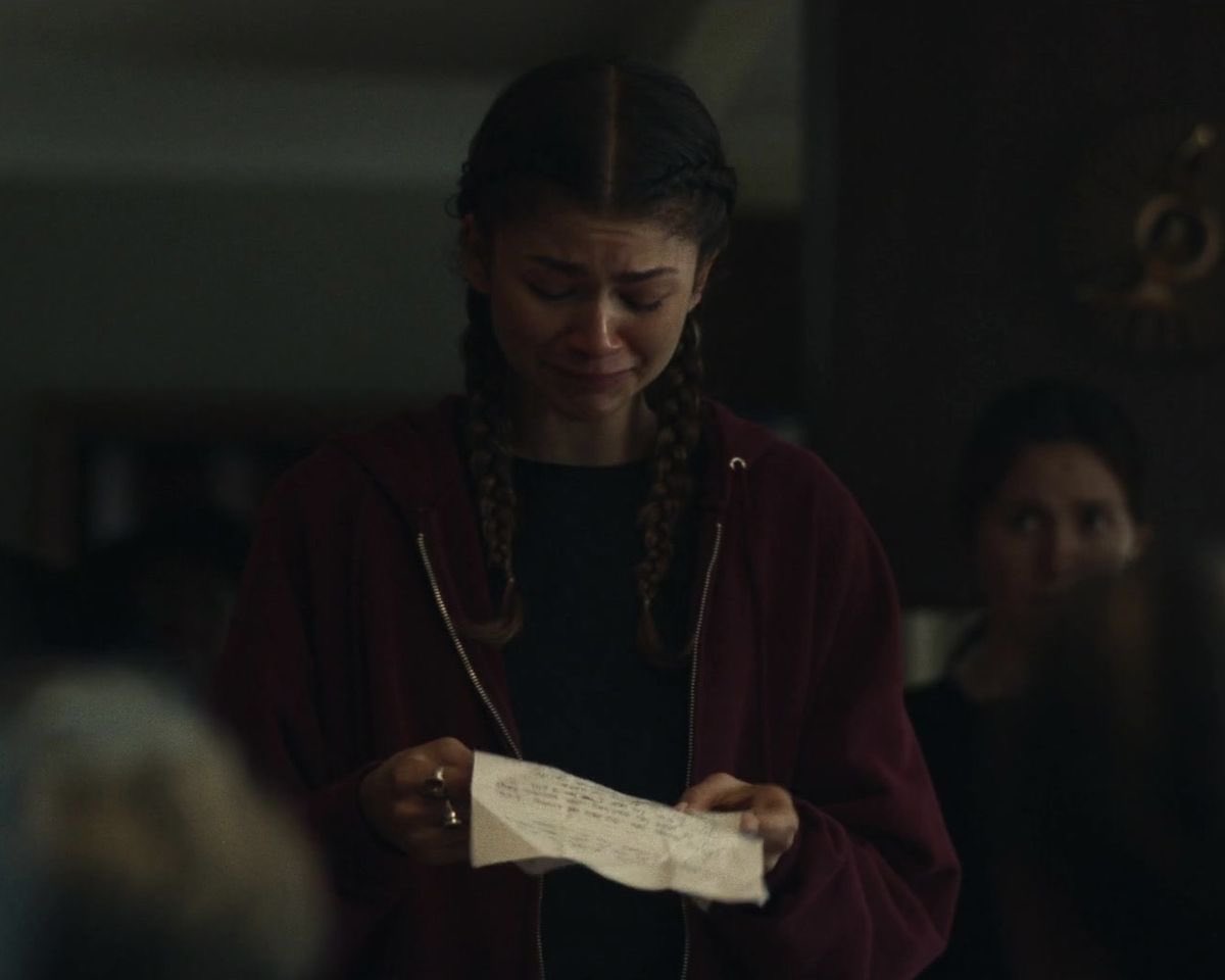 _nahmt's tweet photo. Rue died after a fight with her childhood best friend and the only love of her life. She never saw her mother, her best friend, or her sister again, and in the end, no one respected her death or her as a person.

#euphoria https://t.co/Mn39zl8YwI