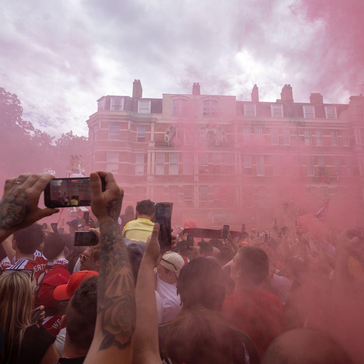 Coral's tweet photo. Arsenal broke the UK football parade record yesterday, with over 1.5 MILLION fans turning London red 🤯

Are they in prime position to become the biggest club in the country? https://t.co/rLorYgsLJG