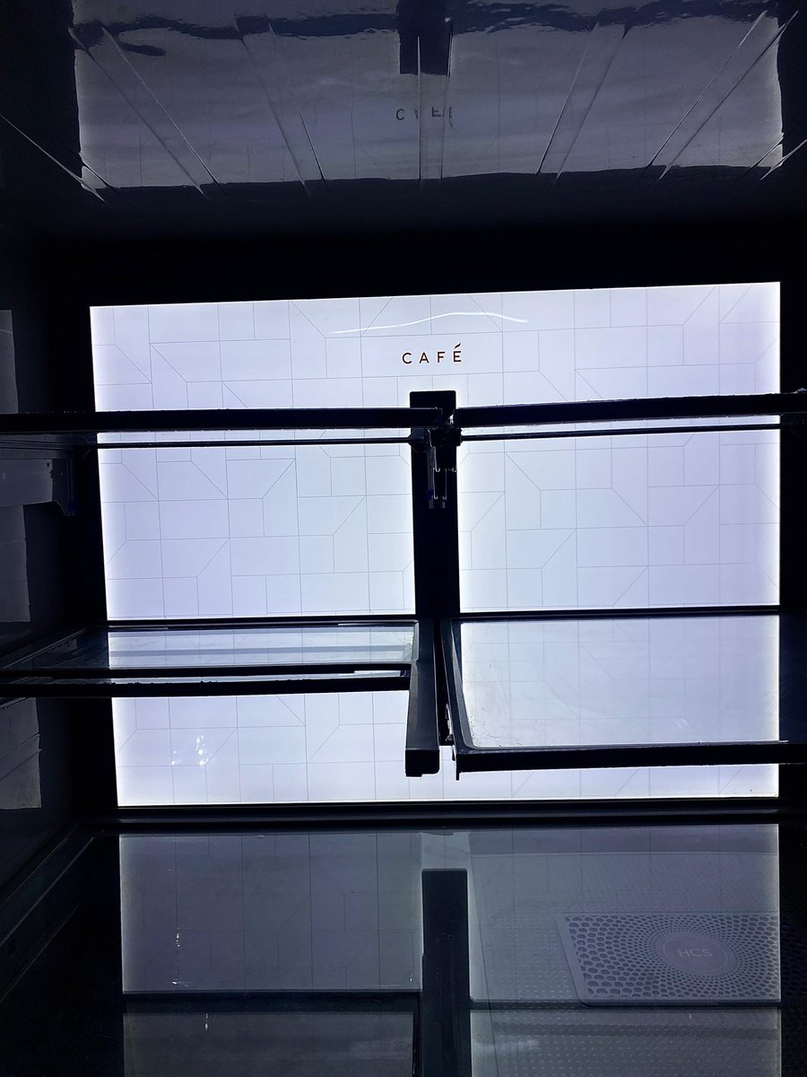 tech_twi's tweet photo. More more pictures. Don’t forget the original brand new price of this fridge is around 55,000 GHC. Just selling it because it has just been sitting there. So 10k is considered a giveaway https://t.co/xUHAbWF0I1