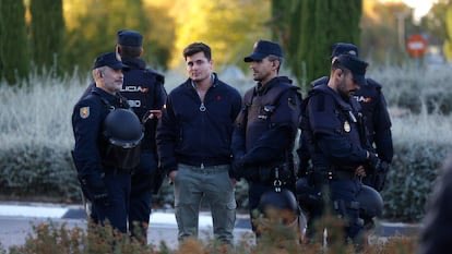 DeSequia's tweet photo. @ufpol Con este siempre vais de colegueo… https://t.co/aqKsh3PPwH