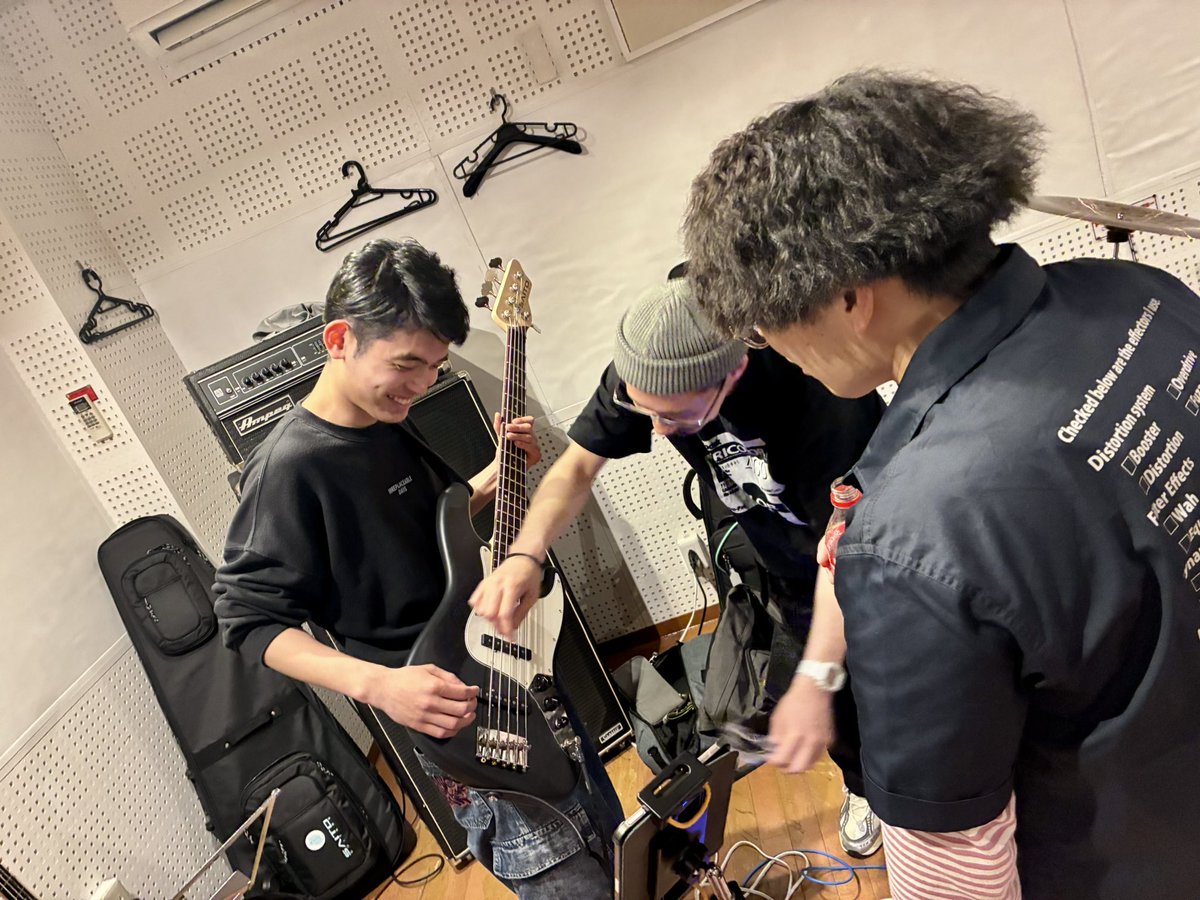 YurubanSapporo's tweet photo. 5/31（日）定例会を行いました🎸🥁🎤
今回も楽しくセッション✨
体験の方も来ていただきました！

誕生日のお祝いをしたり、演奏技術やエフェクターの使い方を教え合ったり、音楽交流たっぷりの1日🎶

次回定例会は6/14です♫

#ゆるバン
#社会人バンドサークル
#バンドサークル
#バンド札幌
#軽音部 https://t.co/QWcU1KVVpu