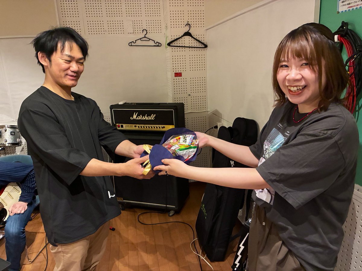 YurubanSapporo's tweet photo. 5/31（日）定例会を行いました🎸🥁🎤
今回も楽しくセッション✨
体験の方も来ていただきました！

誕生日のお祝いをしたり、演奏技術やエフェクターの使い方を教え合ったり、音楽交流たっぷりの1日🎶

次回定例会は6/14です♫

#ゆるバン
#社会人バンドサークル
#バンドサークル
#バンド札幌
#軽音部 https://t.co/QWcU1KVVpu