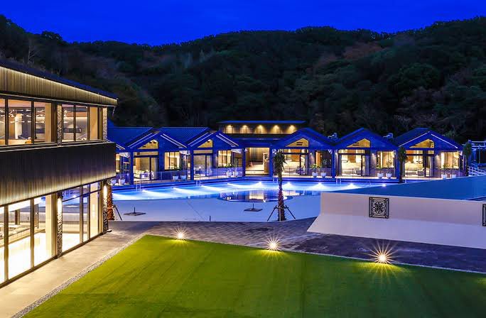 Photo by 旅館ちゃん🇯🇵Ryokan chan 📍FIVE SPRING RESORT THE SHIRAHAMA 和歌山南紀白浜
💰1人90000円〜/2名
この外観綺麗すぎる、、、🤦🏻♀️💘
源泉かけ流し温泉に一年中利用出来る温泉プール
オールインクルーシブでラウンジでは食べ飲み放題+部屋から直接プール行けるのも最高✨️
ご飯も豪華で朝から伊勢海老食べれるって何事? https://t.co/WiRV4YdeKF
