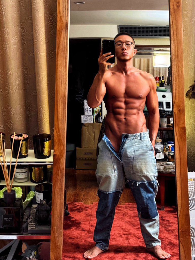 Suenyik's tweet photo. 👖 https://t.co/0sKcVsnAws