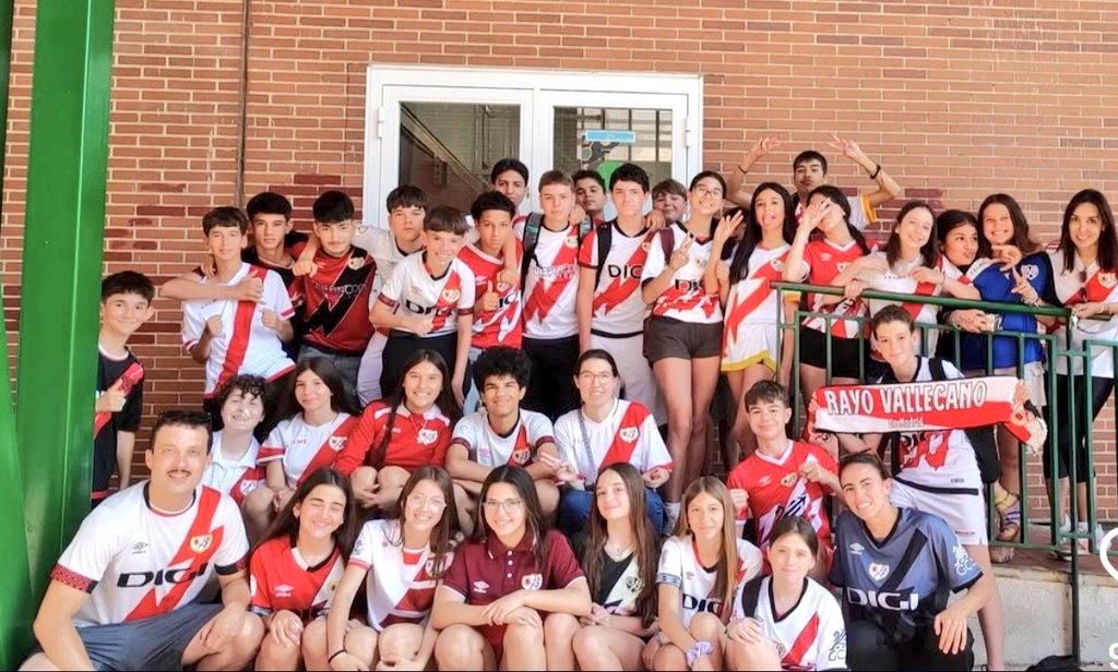 AmaroJonay's tweet photo. 📸 Así estuvo el colegio el IES Madrid Sur el día de la final de Conference. 

⚡ Orgullo es poco de ver todo un centro educativo ambientado por el sentimiento franjirrojo.

♥️ Así es como se construyen aficiones. Por eso hay que valorar la gesta del Rayo Vallecano. https://t.co/JDOF1fqxvo