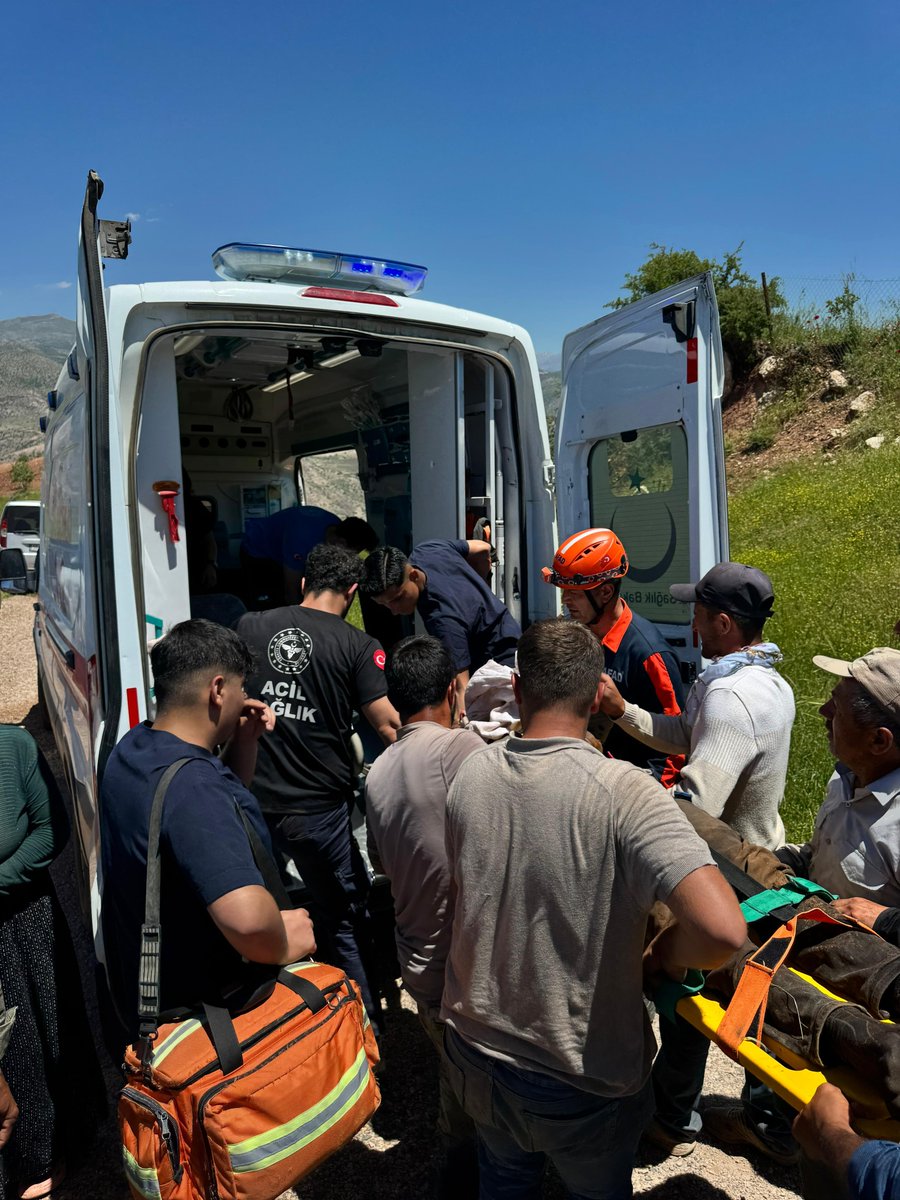 AFAD_Siirt's tweet photo. Bugün (01.06.2026) öğlen saatlerinde 112 acil çağrı merkezinden gelen ihbarda; İlimiz Tillo ilçesi,Akyayla köyünde traktörün devrildiği ve bir vatandaşımızın sıkıştığı ihbarı üzerine olay yerine Arama ve kurtarma ekibimiz ivedilikle sevk edilmiştir. https://t.co/nwBzCSb6mk