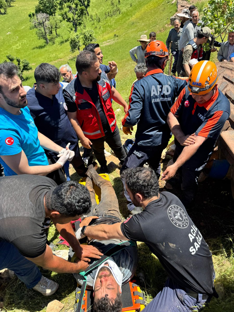 AFAD_Siirt's tweet photo. Bugün (01.06.2026) öğlen saatlerinde 112 acil çağrı merkezinden gelen ihbarda; İlimiz Tillo ilçesi,Akyayla köyünde traktörün devrildiği ve bir vatandaşımızın sıkıştığı ihbarı üzerine olay yerine Arama ve kurtarma ekibimiz ivedilikle sevk edilmiştir. https://t.co/nwBzCSb6mk