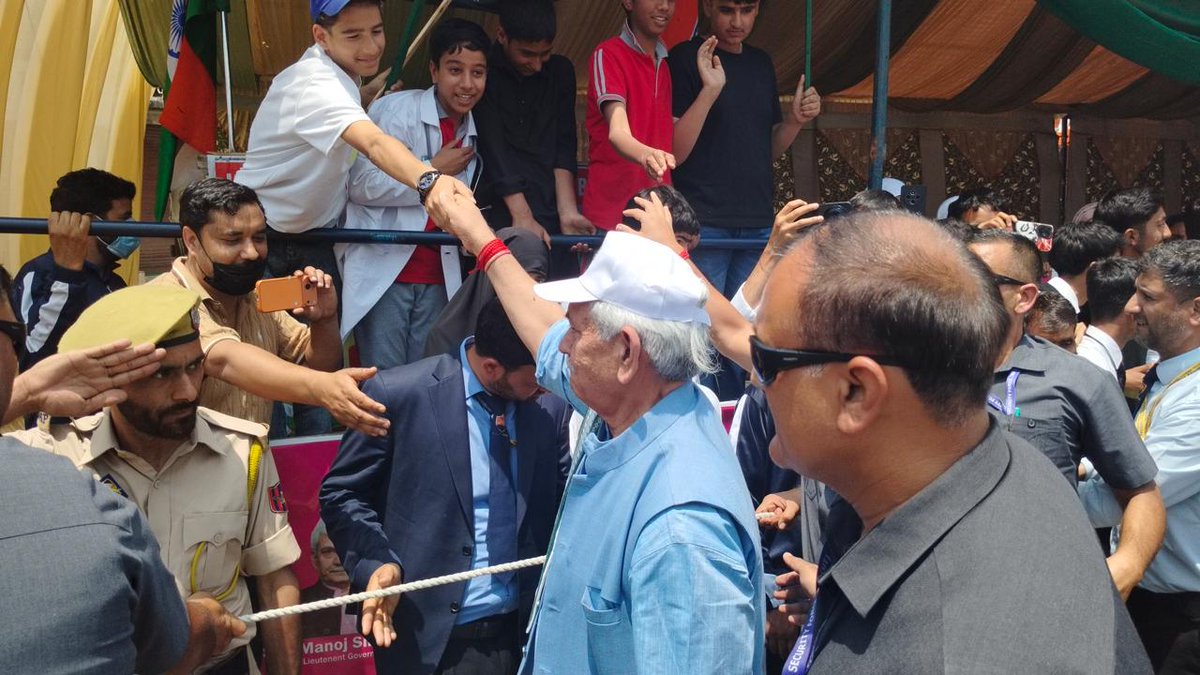 gainer_91's tweet photo. The massive participation in Kulgam’s Nasha Mukt Padyatra reflects a powerful social awakening in Jammu &amp; Kashmir. Citizens from all walks of life came together to support a drug-free future and strengthen the fight against addiction. @OfficeOfLGJandK #JKagainstNarcoTerror https://t.co/T8Lj1CSXkx