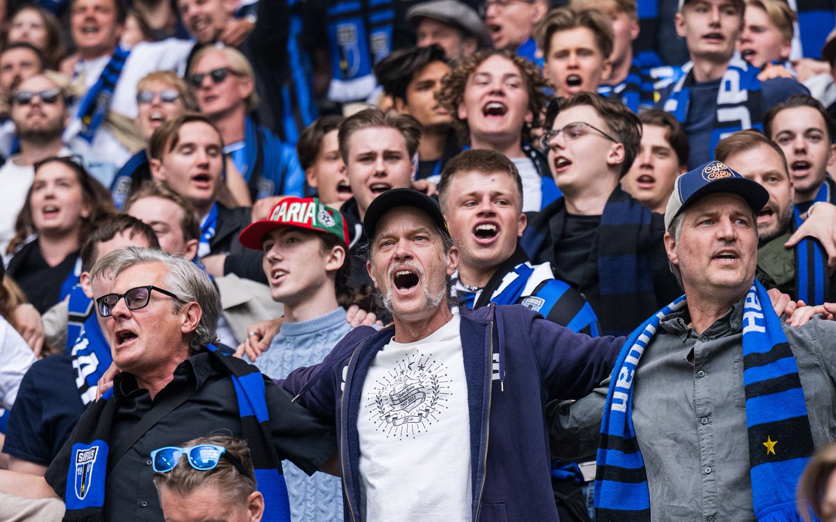 siriusfotboll's tweet photo. Vilket avslut på vårsäsongen! 💙🖤

Nytt rekord i blåsvart bortafölje: 2179 supportrar hejade fram laget på Strawberry Arena 👏🏻 https://t.co/1uxCfhSu8u