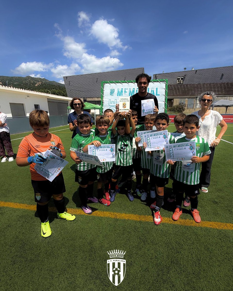 CFPeralada's tweet photo. 𝗙𝘂𝘁𝗯𝗼𝗹 𝗯𝗮𝘀𝗲 ⚔️💚

Resultats del cap de setmana

Seguim creixent, aprenent i competint amb il·lusió en cada partit. 💪🌱

🙌 Gràcies: @croaksbistrobar . @casinoperelada🙌 

#FutbolBase #cfpresultatsbase #CFPeralada #PedreraVerdiblanca #OrgullXampanyer 💚 https://t.co/M7lArvCHRx