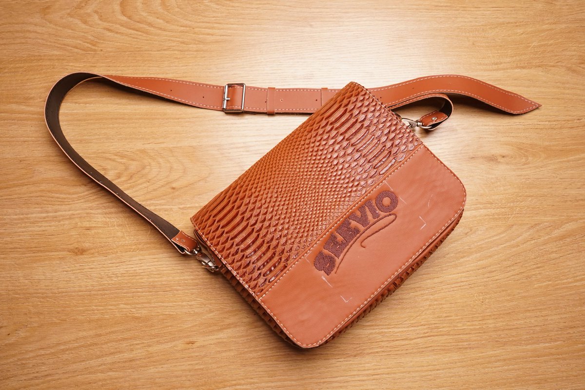 SEEVIO_LeatherC's tweet photo. @abazwhyllzz If you are in need of premium handmade bags, them I should be your plug https://t.co/je82fVpBmp