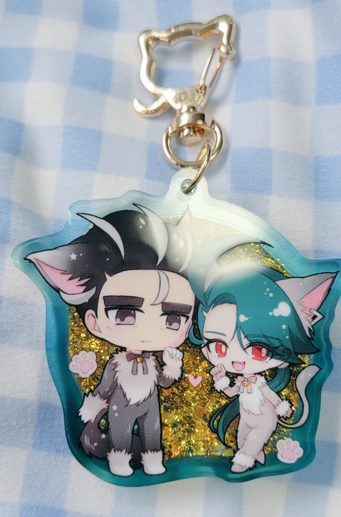Altariatime's tweet photo. 憧れのユニファクトリー様(@uni_unifactory)のおまかせグッズ、ついに届いたよ〜🤍
まさかの手書きメッセージでびっくり！ありがと���ございました✨

🌶️ちゃん単品の方は細かいラメが入ったオーロラ仕様でなんと両面印刷！
🍙🌶️の方はグリッターが流れるタイプで金具がねこちゃん🤍 https://t.co/QYcYMgT0tp