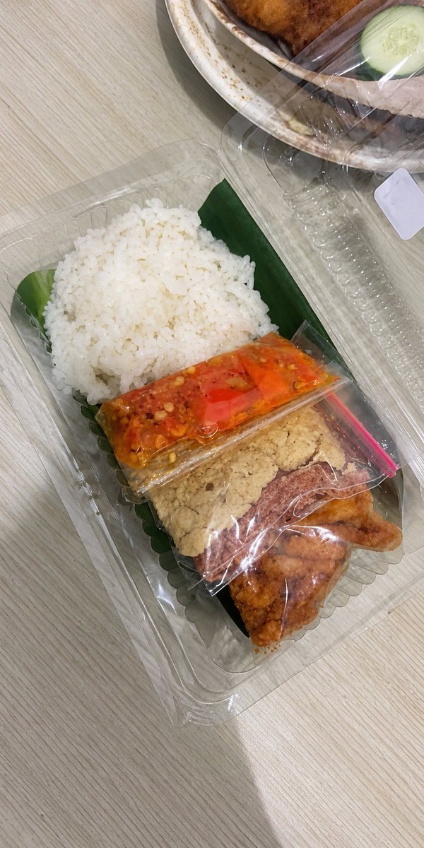 aril_piterpen1's tweet photo. disuruh ngrakit lemper bu ratna😭 https://t.co/hOq7qmmTdy
