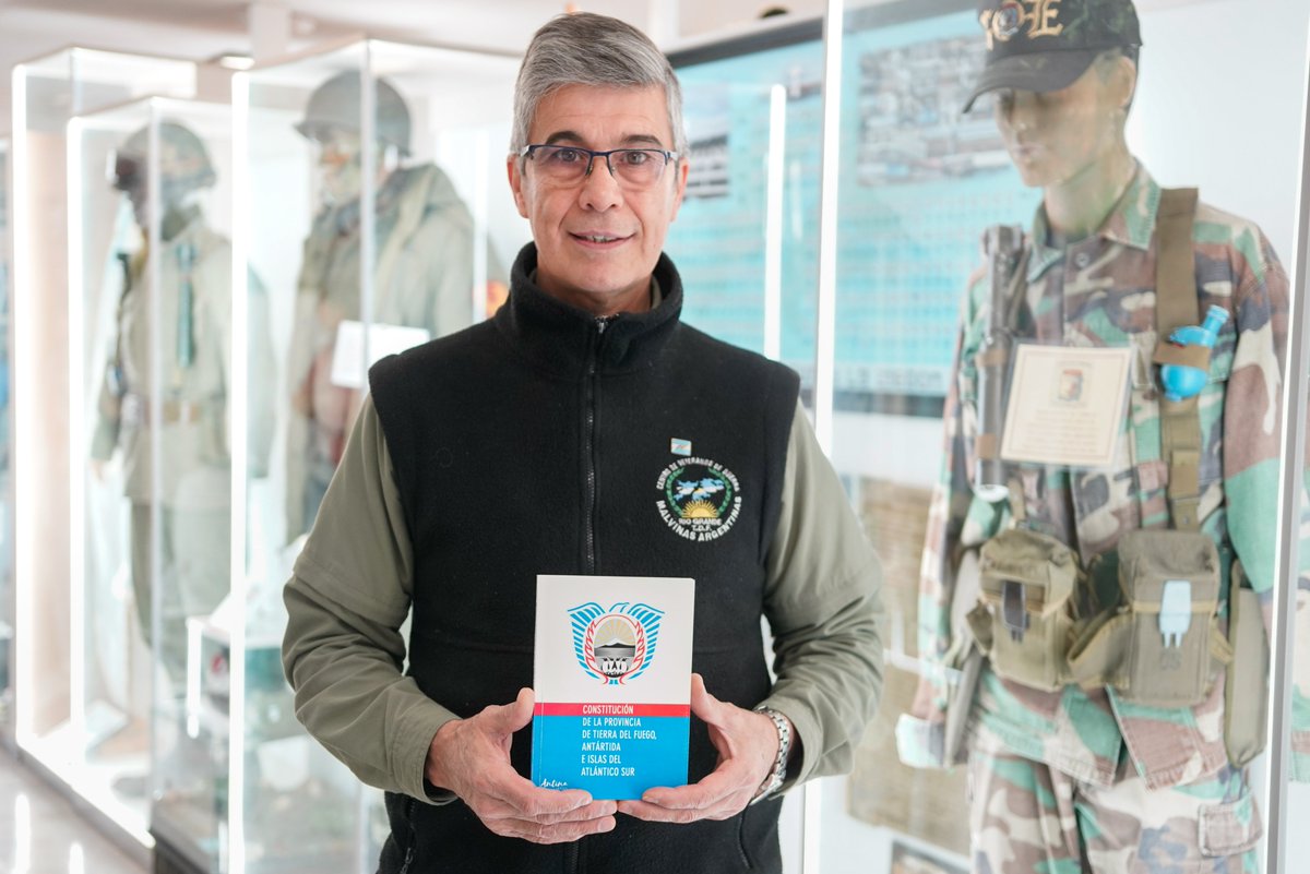 findelmundoar's tweet photo. En el Día de la Provincia, celebramos el acuerdo colectivo que nos une como comunidad y nos invita a pensar el futuro de Tierra del Fuego.

Porque una Constitución está viva cuando su pueblo la conoce, la hace propia y participa en la construcción de lo que viene. https://t.co/gF2tETd2L4