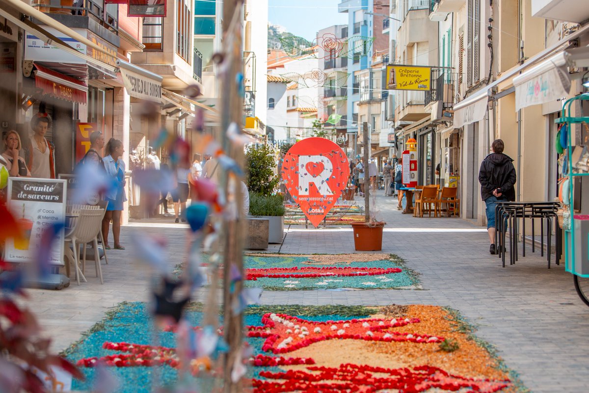 VisitRoses's tweet photo. junts per omplir els carrers de color, on cada catifa és única 💐 És una manera de mantenir viva una tradició popular, compartir una estona agradable en comunitat i gaudir d’un ambient festiu ✨

📍 Les trobaràs el proper dijous 4 de juny als carrers Pi i Sunyer i San Sebastià https://t.co/uIAxwEHQKE