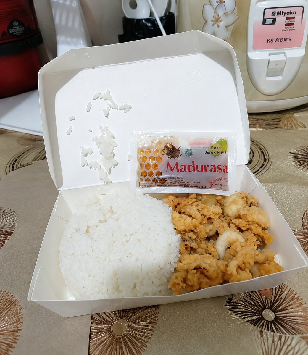 aril_piterpen1's tweet photo. nasi cumi goreng madu 15rb worth it ga guys?? https://t.co/6Yf0xtPPPD