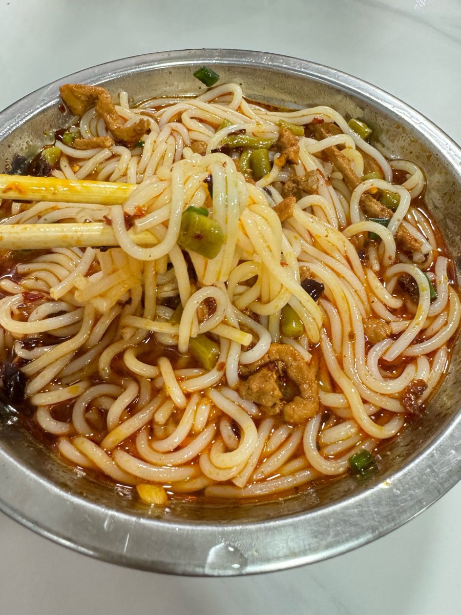 BetterHe2's tweet photo. 红油肉丝拌粉，酸豆角提鲜，一口地道烟火味
Spicy shredded pork rice noodles, authentic local snack. https://t.co/IreC3ncWRF