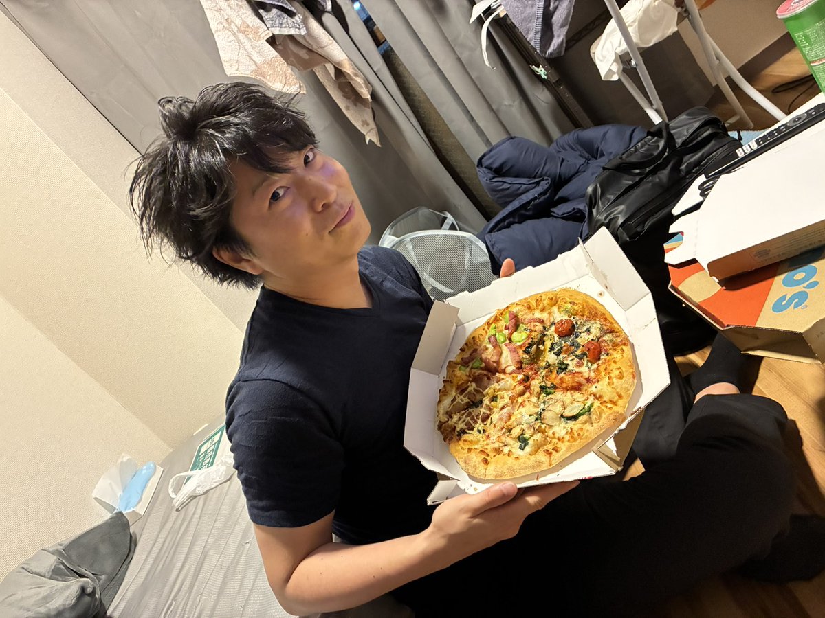 asterisk_0301's tweet photo. 久々にスズメノナミダさんと呑ませていただきました！
ピザ+酒でターミネーター2からのイカゲーム最高でした。
これからニューフェイト見ます！ https://t.co/bpHj0NLnDj