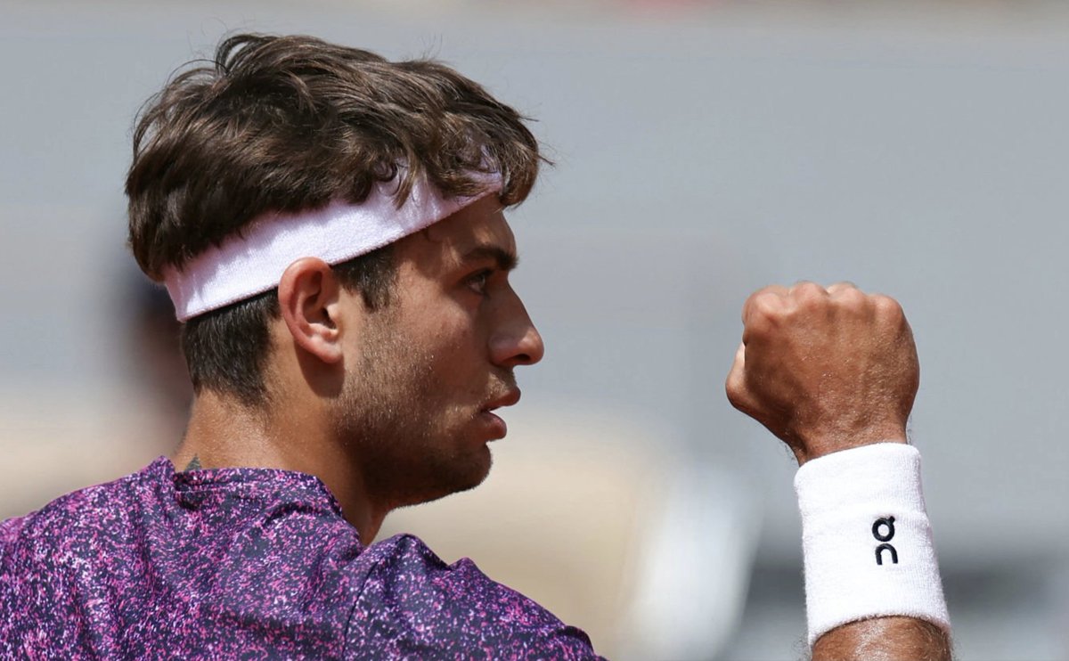 josemorgado's tweet photo. Flavio Cobolli defeats Zachary Svajda 6-2, 6-3, 6-7(3), 7-6(5) in 3h19 and qualifies for the #RolandGarros quarterfinals for the first time!

Second career Grand Slam QF after #Wimbledon 2025.

Awaits Auger-Aliassime or Tabilo. https://t.co/FFSACZD0PM