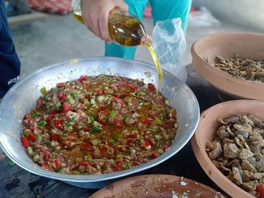 Volpedeldeser's tweet photo. فتة العجر (اللصيمة) أكلة تراثية فلسطينية يشتهر بها جنوب غزة ( رفح وخان يونس ) صيفاً، تعتمد على شوي البطيخ غير الناضج (العجر) مع البندورة والفلفل الحار على الحطب، ثم تُدق المكونات وتُفتّ مع خبز المليلة المدفون بالجمر، وتُسقى بزيت الزيتون البلدي https://t.co/owx455gF9A