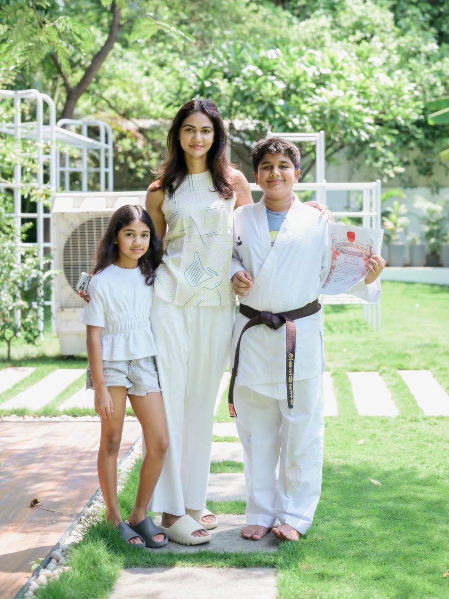 AAFA_Warangal's tweet photo. #AlluSnehaReddy cherishing a proud mom moment with #AlluAyaan and #AlluArha! 🤍

#AlluArjun 

#TeamAAWarangal https://t.co/vqv1bP7IPa