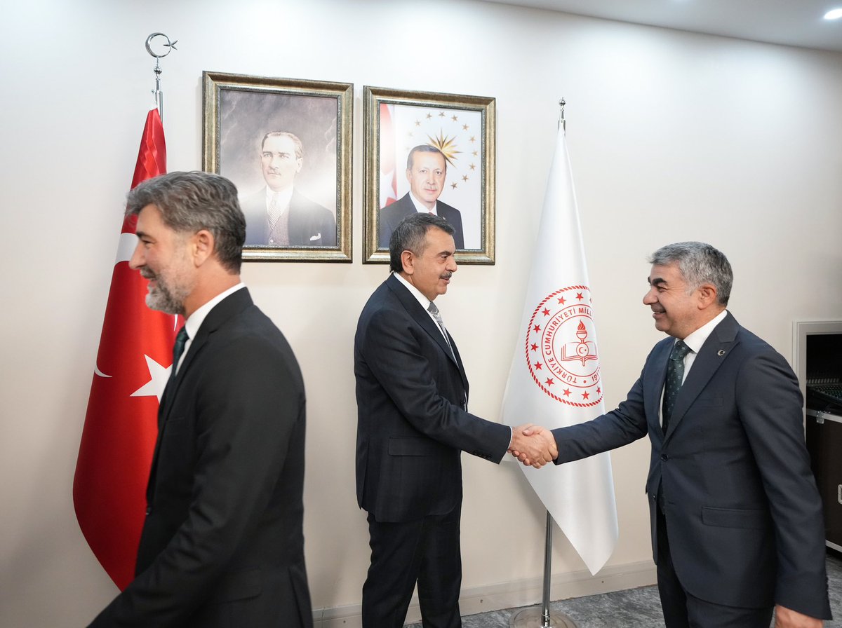Yusuf__Tekin's tweet photo. Bakanlığımızda değerli mesai arkadaşlarımızla bayramlaştık.

​Evlatlarımızın geleceği ve daha müreffeh yarınlarımız için maarif ailemizle aynı hedef doğrultusunda, omuz omuza çalışmalarımızı kararlılıkla sürdürüyoruz.

​Bu vesileyle Bakanlık çalışanlarımızın ve eğitim ailemizin geçmiş Kurban Bayramı’nı kutluyor, huzur dolu nice bayramlar diliyorum.