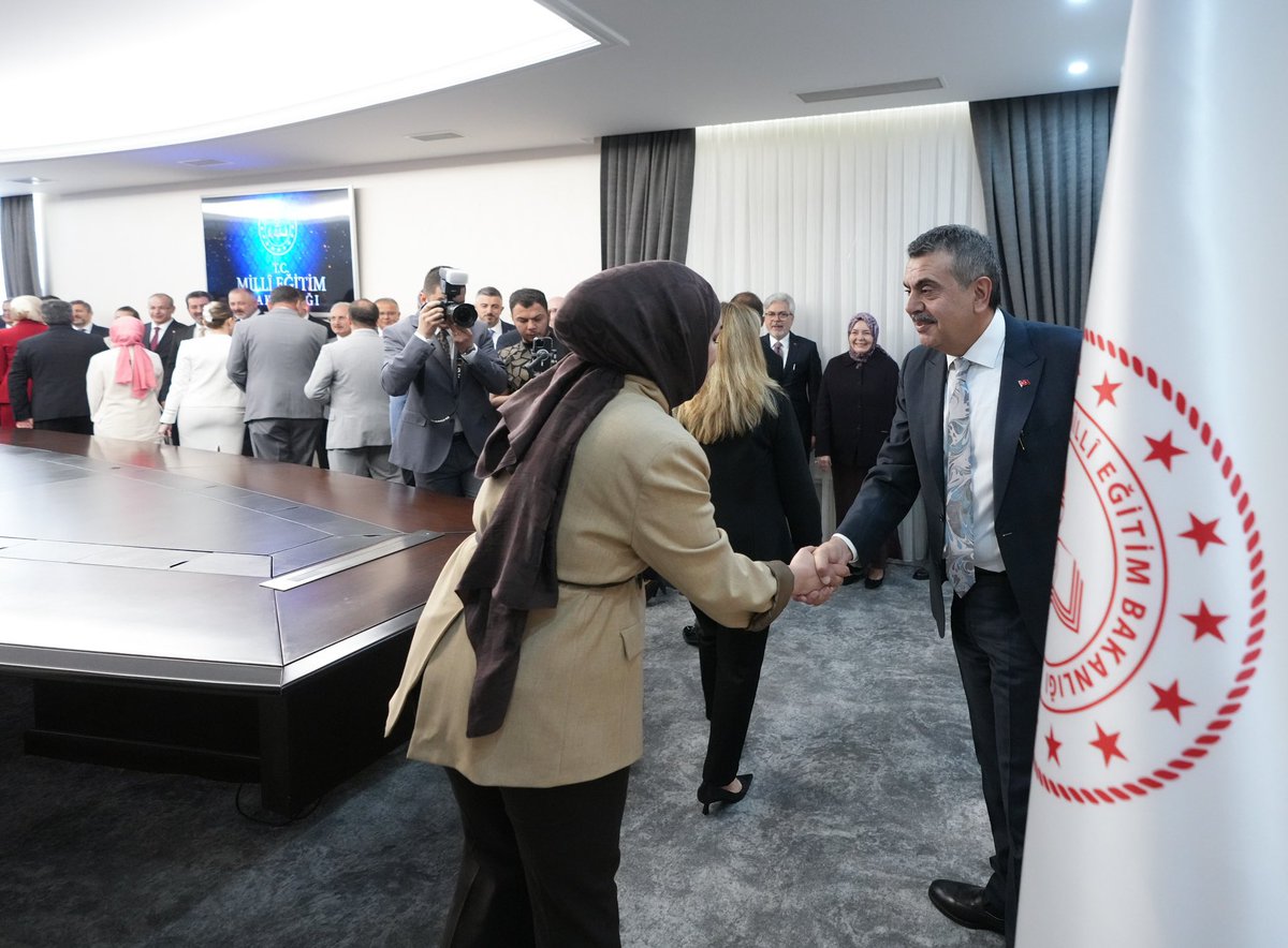 Yusuf__Tekin's tweet photo. Bakanlığımızda değerli mesai arkadaşlarımızla bayramlaştık.

​Evlatlarımızın geleceği ve daha müreffeh yarınlarımız için maarif ailemizle aynı hedef doğrultusunda, omuz omuza çalışmalarımızı kararlılıkla sürdürüyoruz.

​Bu vesileyle Bakanlık çalışanlarımızın ve eğitim ailemizin geçmiş Kurban Bayramı’nı kutluyor, huzur dolu nice bayramlar diliyorum.