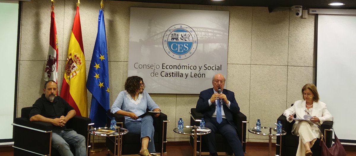 YOLMAVEN's tweet photo. ⌚Segunda parte de la jornada en el @cescyl.🔔
 Análisis del estudio de la situación de la población inmigrante en Castilla y León por parte de la profesora de la @usal, M.Isabel Martín Jiménez y mesa de trabajo con @JaviMoreCCOO de @CCOOCyL 👇 https://t.co/dFQDCaU9NZ