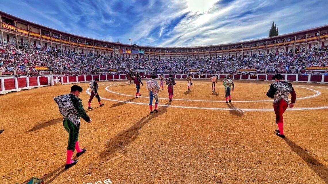 DiarioToros's tweet photo. Toros en CÁCERES 31/05/2026

❇️ Reses de diferentes ganaderías.
➡️ Corrida de Toros - 3ª de abono.

1º (J. Méndez): OREJA. 🏆
2º (A. Talavante): Ovación.
3º (E. De Justo): OREJA. 🏆
4º (A. Talavante): OREJA. 🏆
5º (E. De Justo): OREJA. 🏆
6º (J. Méndez): 2 OREJAS. 🏆🏆 https://t.co/1NgSVGW207