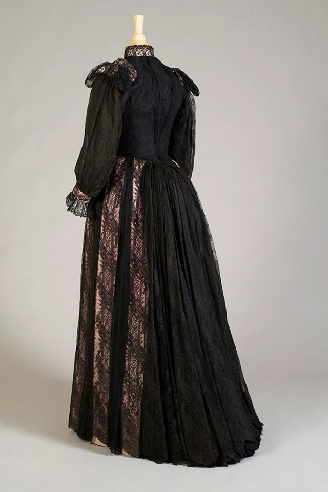 wikivictorian's tweet photo. Day dress, 1890. Kent State University Museum. https://t.co/Q3ZZ56Vo7i