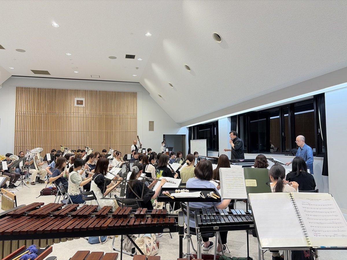 WindSonore's tweet photo. ６月突入！いよいよ演奏会に近づいてきました🎷
土曜日は佐藤先生のレッスンが行われ、｢ノートルダムの鐘｣をご指導いただきました🔔
本番はゲスト歌手をお迎えし、感動必至のステージをお届けいたします✨️✨️ https://t.co/EEdUsNMC0C
