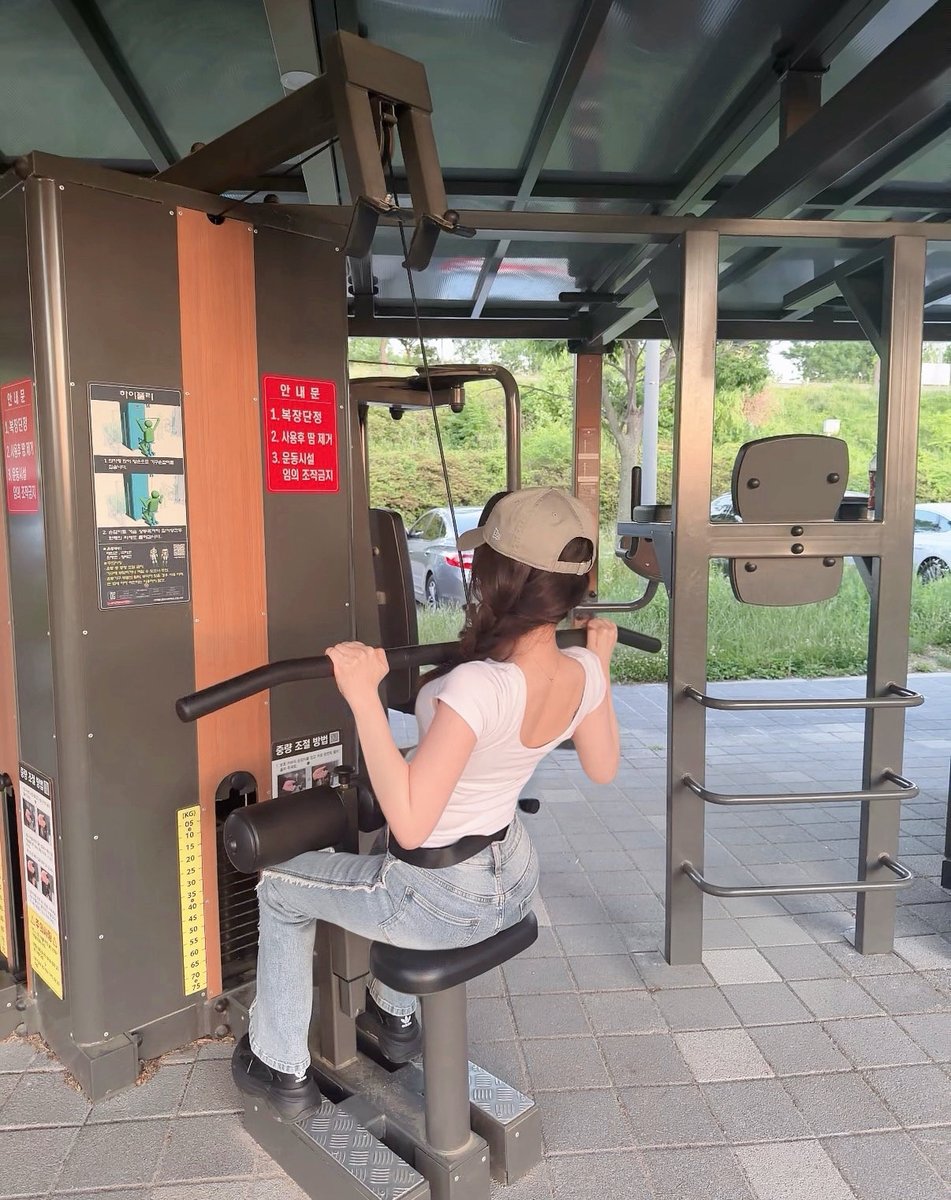 mona_monaou's tweet photo. 韓ドラでよく見る公園にある健康器具😊漢江で見つけました✨

何台もあって結構本格的
アジョシ（おじさん）が使いなよって言ってくれたので早速🤭
こんな景色も素敵な場所だったら通ってしまいそう.:* https://t.co/v9xrrrcWk7