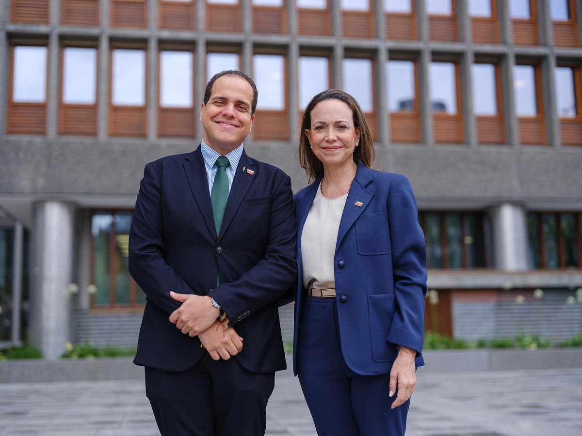 VenteVenezuela's tweet photo. ¡La voz de Venezuela resuena con fuerza en Noruega! 🇳🇴🇻🇪

Nuestra líder @MariaCorinaYA está de vuelta en Oslo. Aquella primera visita histórica tras el fin de su prohibición de salida fue para recibir el Premio Nobel de la Paz; hoy, regresa con una misión más grande: hablar por una nación entera que se mantiene firme en la ruta por la libertad.