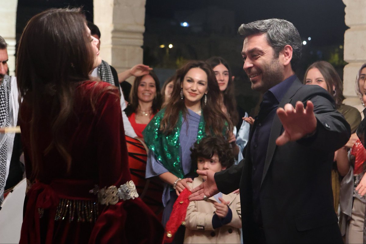 Uzaksehirdizi's tweet photo. Bu akşam kınamız var ahali. 🥳 ❤️ #CihAl
 
Herkesi ekran başına bekliyoruz! 🎊
 
#UzakŞehir sezon finaliyle bu akşam 20.00’de #KanalD’de!
 
@ayna_yapim @ayyapim @KanalD https://t.co/4nWrorofj7